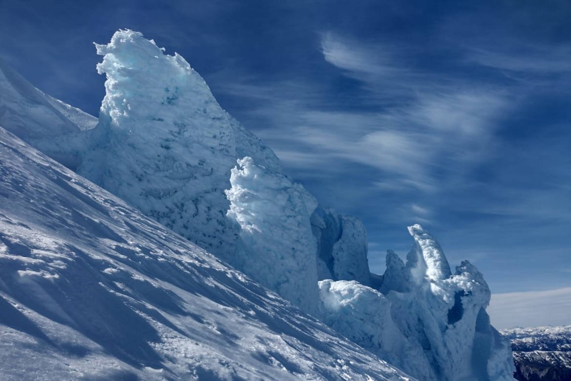 Formaciones de hielo en el glaciar bajo un cielo azul