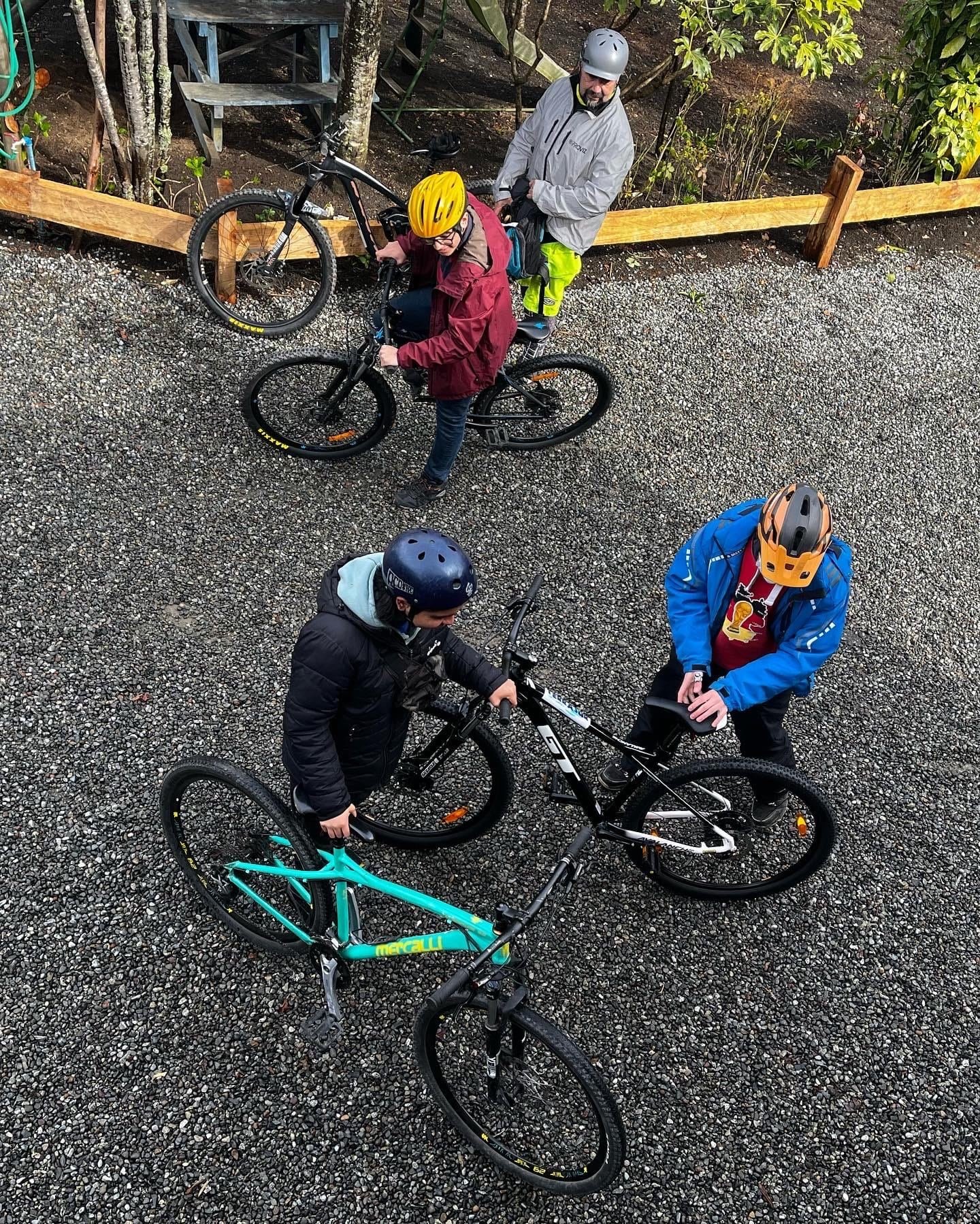 Bicicletas de montaña y ciclistas con casco, vistos desde arriba