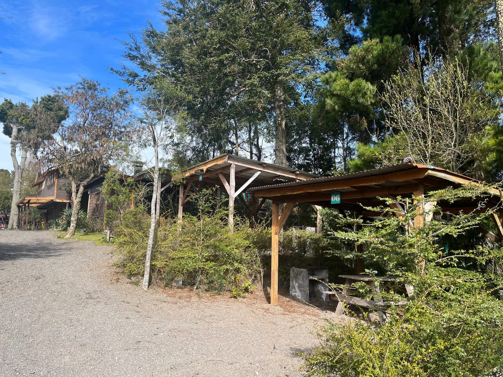 Camino de ripio entre los sitios techados del camping