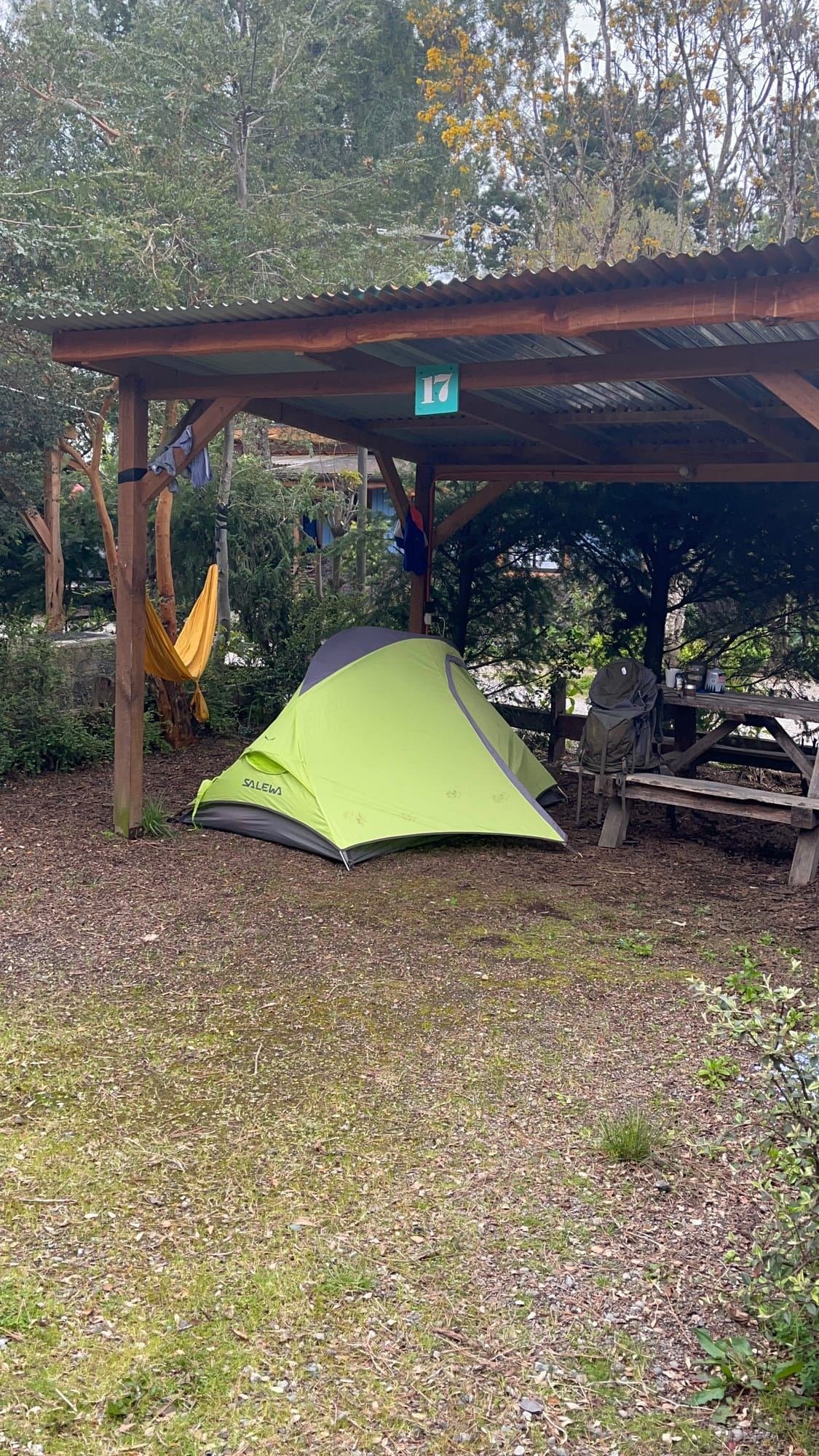 Carpa verde bajo el techo de un sitio de camping
