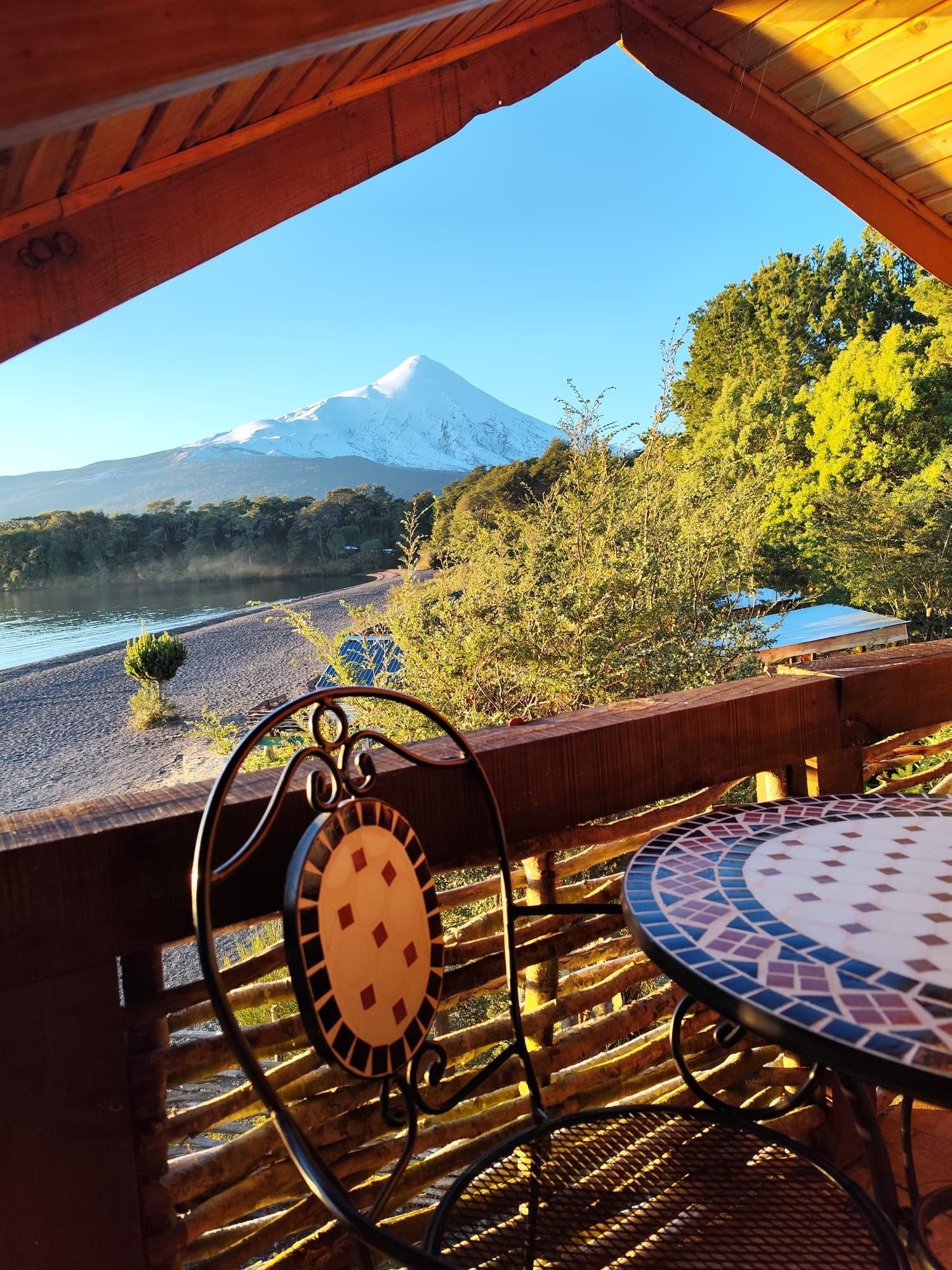 Terraza con vista al Lago Llanquihue y al volcán Osorno, en Ensenada