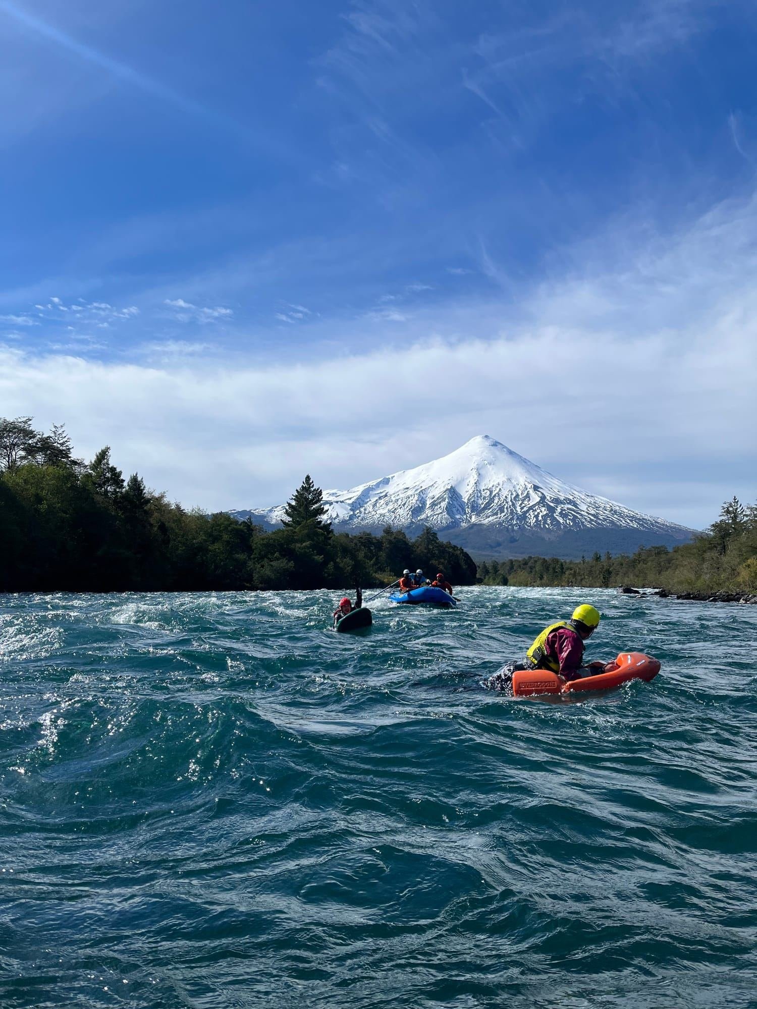 Grupo de hidrospeed en el Río Petrohue con el volcán Osorno al fondo