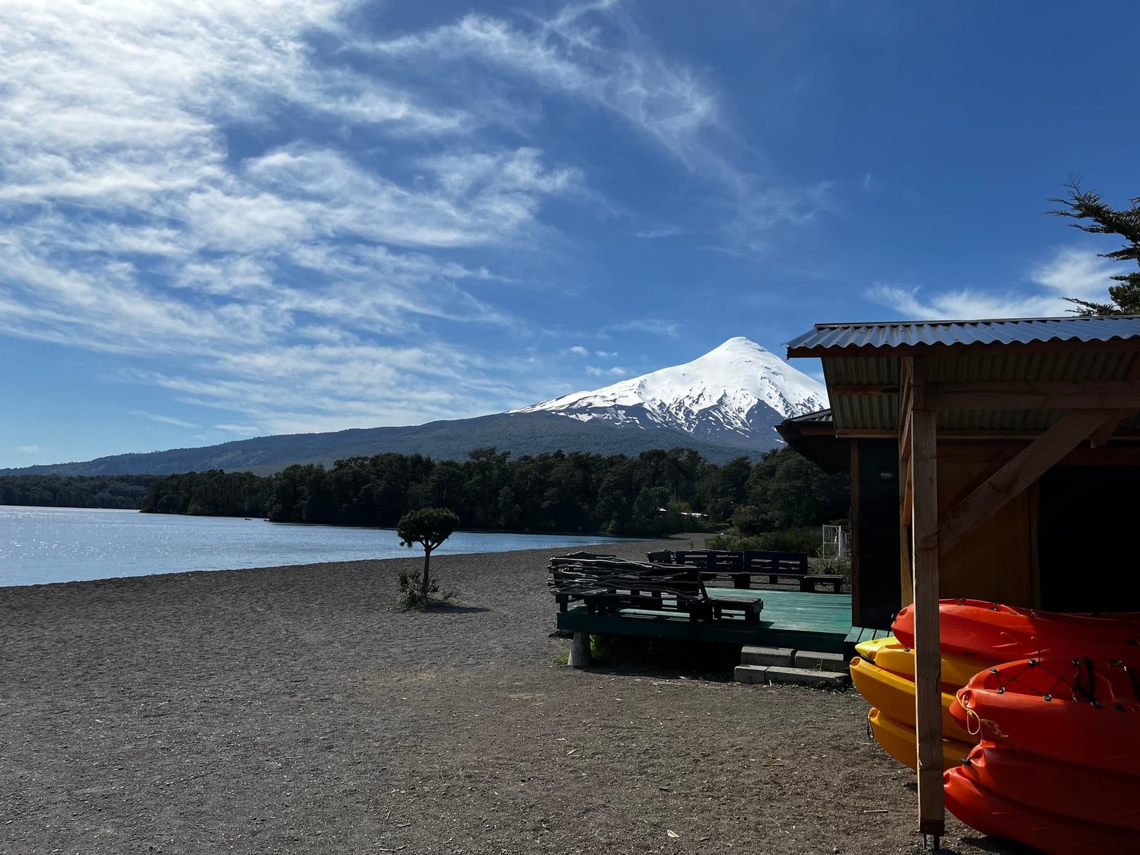 Kayaks en la playa de Ensenada, con el volcán Osorno al fondo