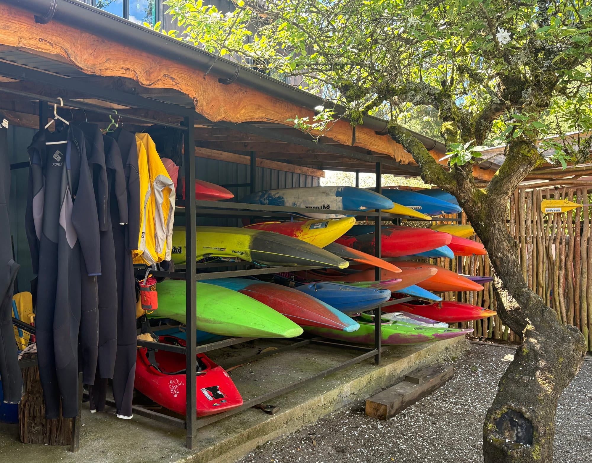 Kayaks de colores y trajes de neopreno en el galpón de la base de TerraSur en Ensenada