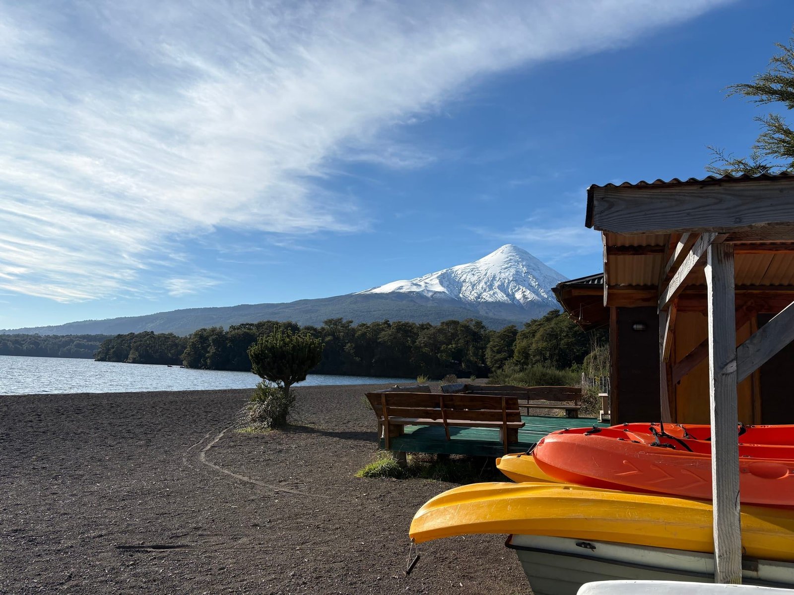 Playa del Lago Llanquihue con kayaks de colores y el volcán Osorno al fondo