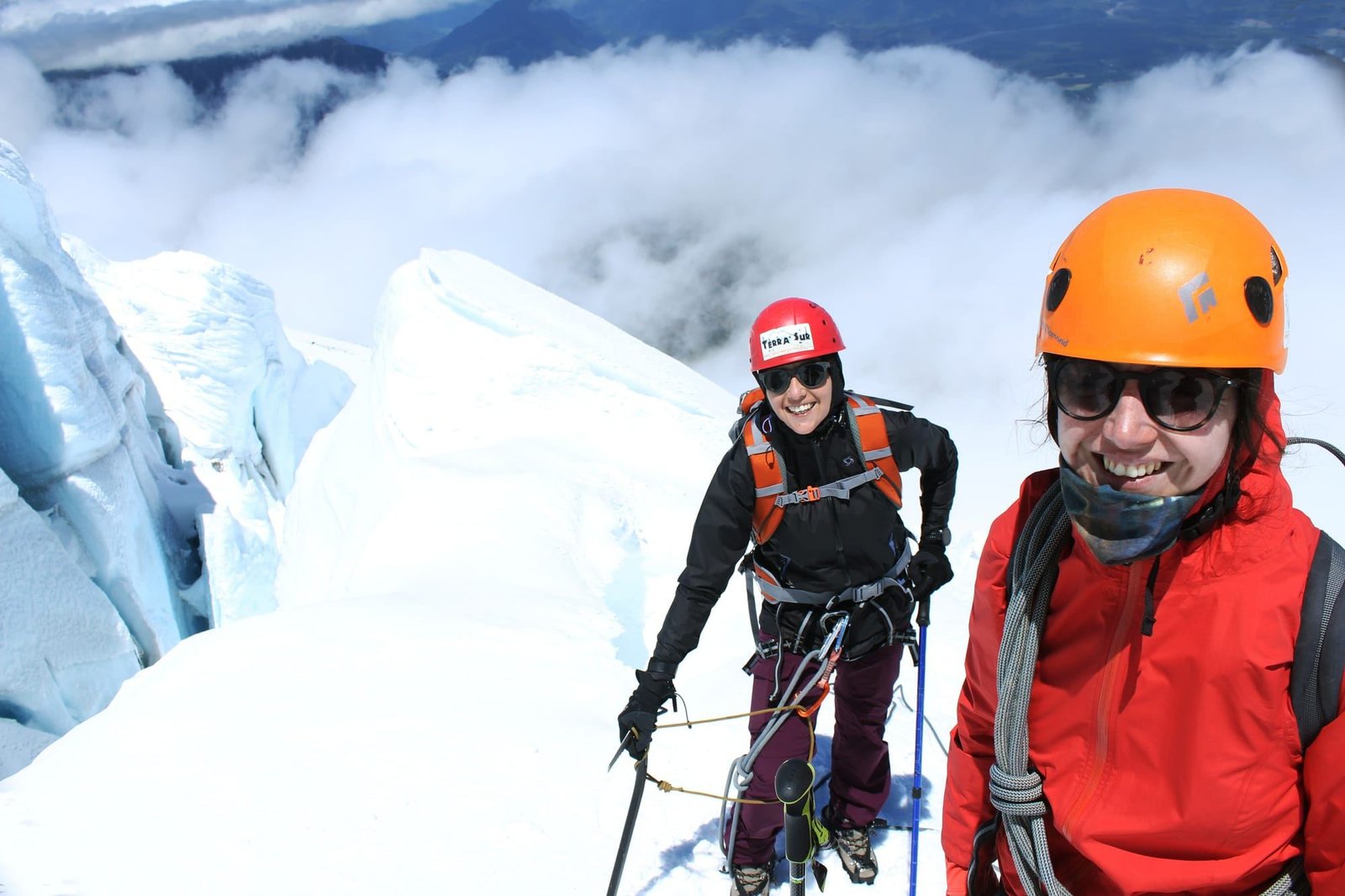 Dos personas con casco y cuerda entre las grietas del glaciar del Volcán Osorno
